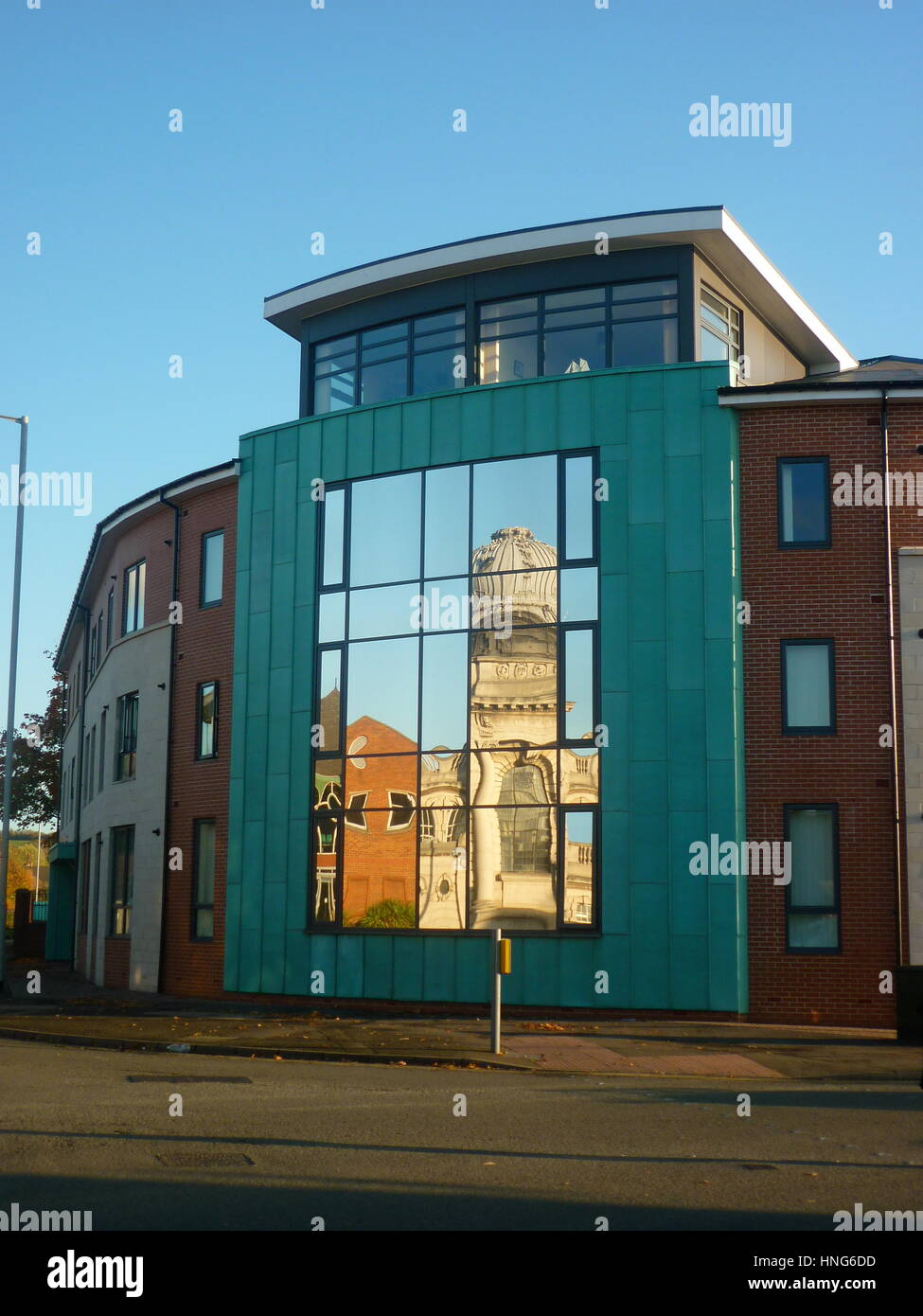 Des murs de verre dans Burton On Trent avec un riflection des bâtiments d'en face Banque D'Images