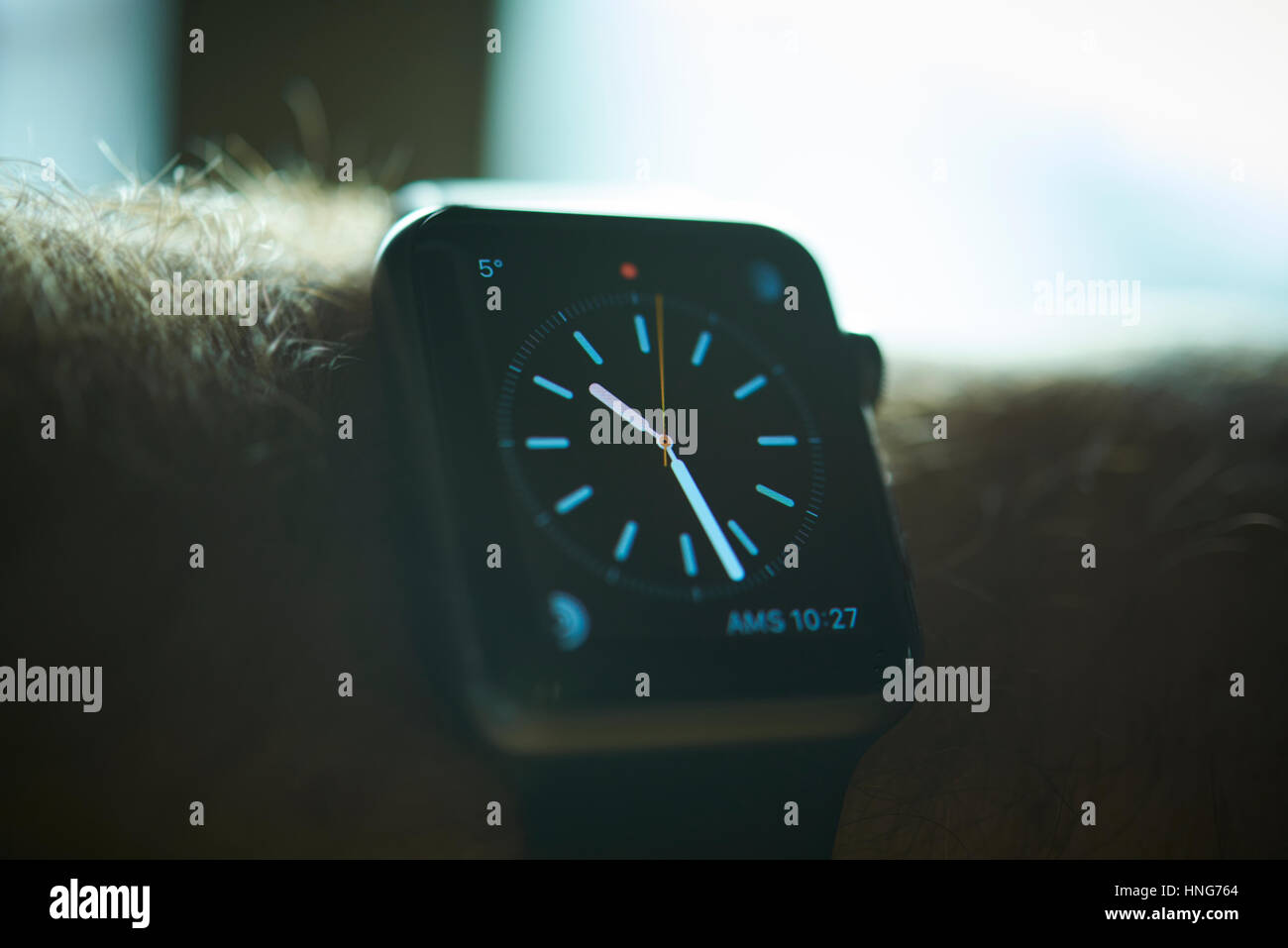À la haute technologie à un wirstwatch Banque D'Images