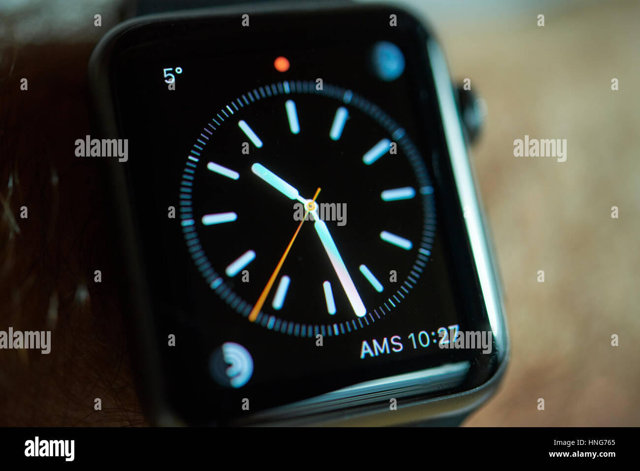 À la haute technologie à un wirstwatch Banque D'Images