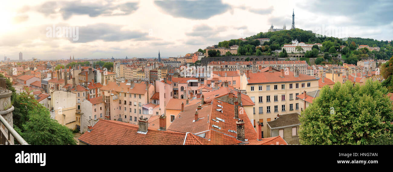 Vue panoramique sur le Vieux Lyon et de la colline de Fourvière d'un point de vue en france Banque D'Images