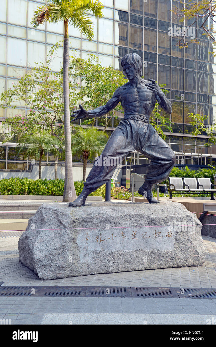 HONG KONG VERS FÉVRIER 2017. Statue de Bruce Lee à Kowloon, Hong Kong commémore ce grand artiste martial et acteur américain rendu célèbre par son Banque D'Images