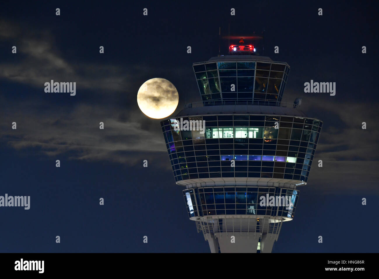 Tour avec la pleine lune, Terminal 1, nuit, sombre, ciel, nuage, lumière, Weather Service, contrôle du trafic aérien, l'aéroport de MUC, Munich, Erding, 85399, Munich, Banque D'Images