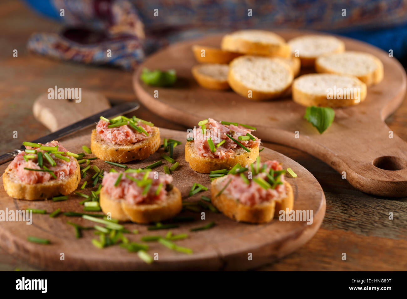 Teewurst allemand sur une tranche de la bruschetta avec de la ciboulette fraîche hachée Banque D'Images
