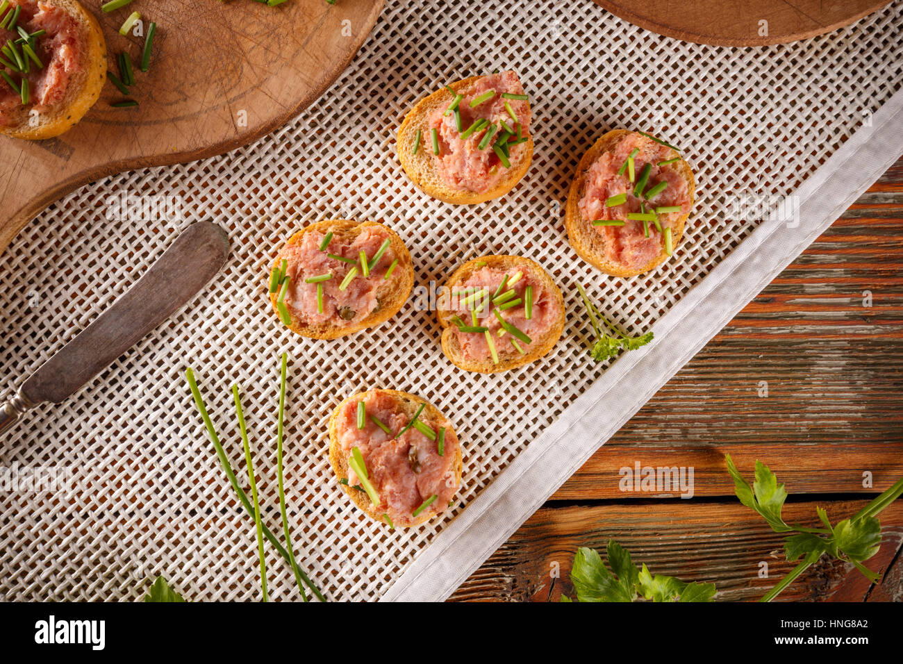 Teewurst allemand sur une tranche de la bruschetta avec de la ciboulette fraîche hachée Banque D'Images