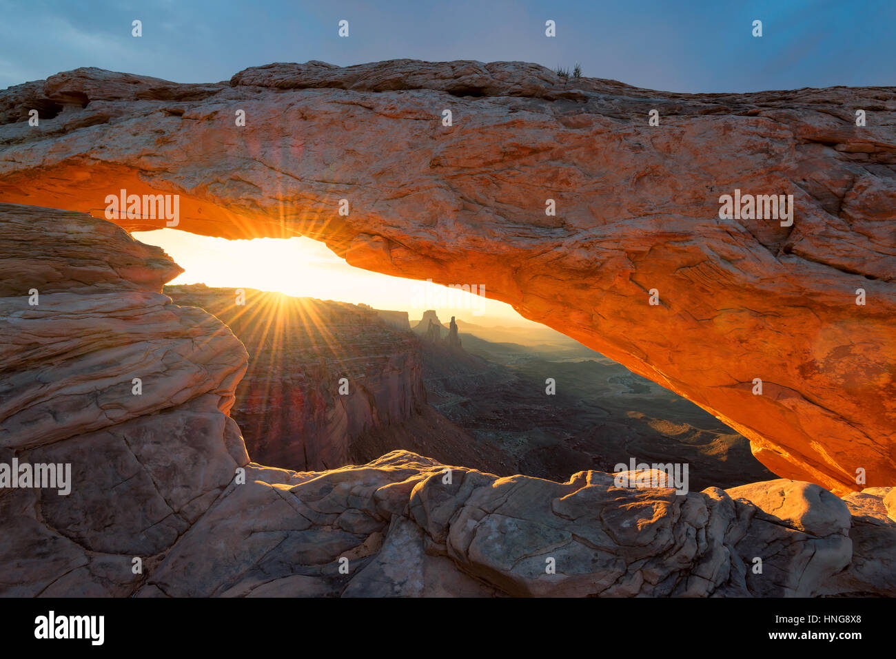 Lever du soleil à Mesa Arch dans Canyonlands National Park près de Moab, Utah, USA. Banque D'Images