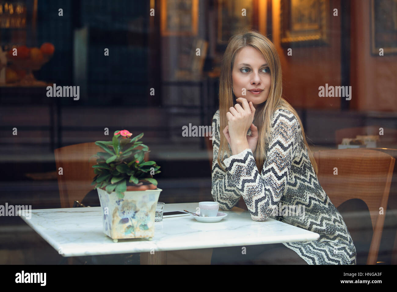 Jeune Femme prenant une pause dans l'élégant café. La vie urbaine Banque D'Images