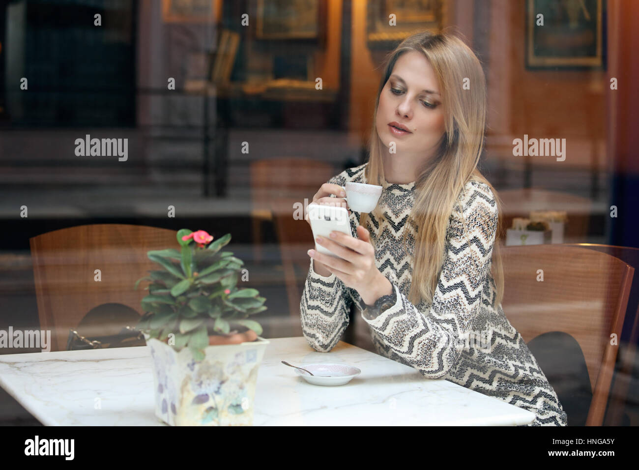 Belle fille à l'aide de son téléphone portable dans le café. Vie Ville Banque D'Images