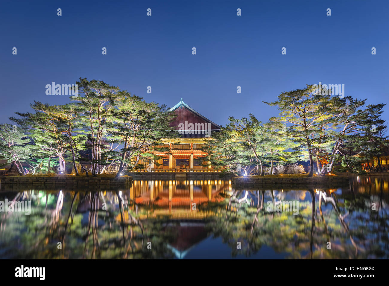 Le Pavillon Gyeonghoeru at Gyeongbokgung Palace la nuit, Séoul, Corée du Sud Banque D'Images