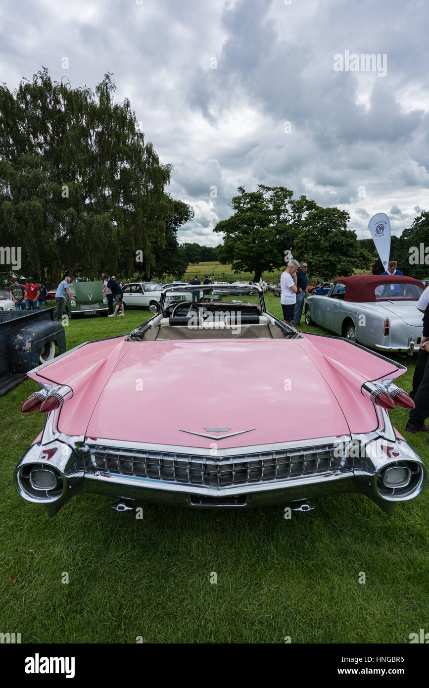 Démarrage énorme et élaborer les ailes sur une Cadillac Eldorado 1959 rose au Salon de voitures de Bodelwyddan Banque D'Images