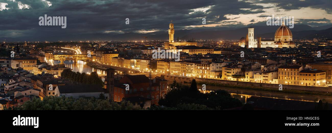 Toits de Florence vu de la Piazzale Michelangelo de nuit panorama Banque D'Images