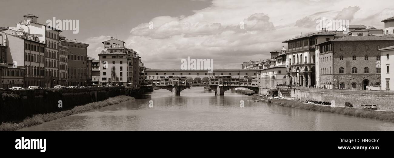 Le Ponte Vecchio sur l'Arno à Florence Italie panorama. Banque D'Images
