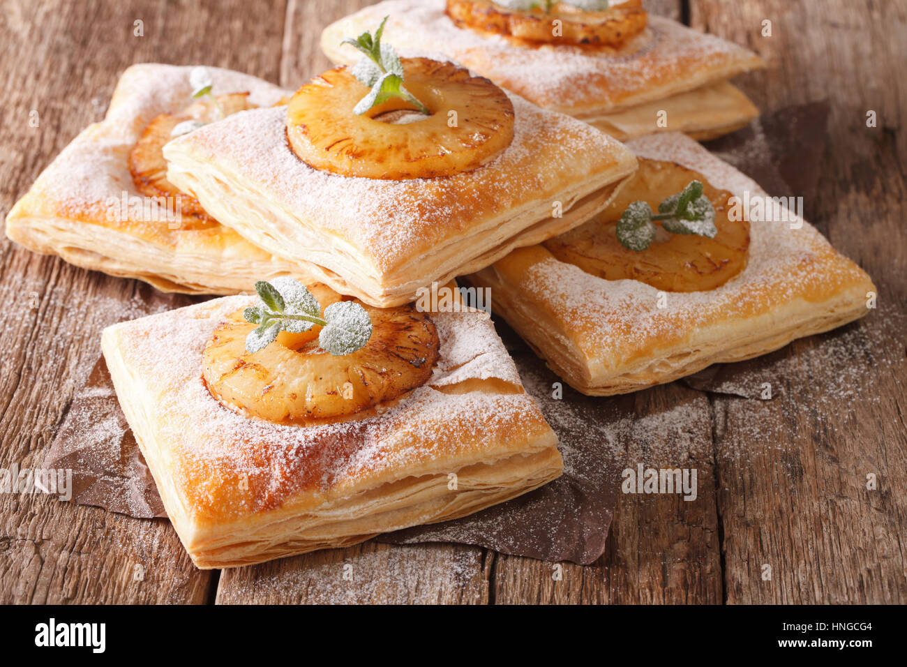 Pate Feuilletee Sucre A L Ananas Gateau Decore De Menthe Et Du Sucre En Poudre Sur La Table L Horizontale Photo Stock Alamy