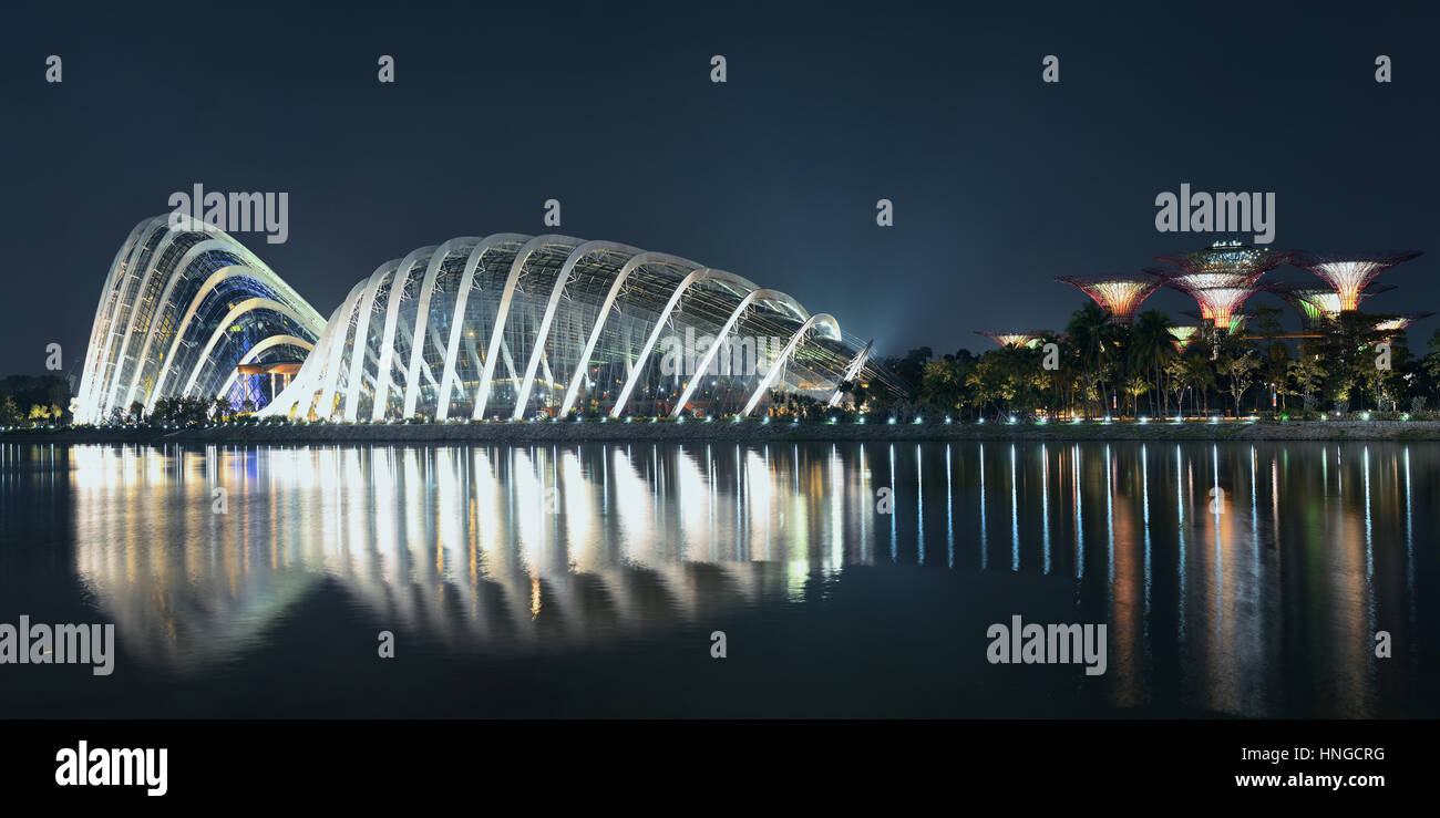 Singapour - Singapour : 5 AVR Dome fleur le 5 avril 2013 à Singapour. Il est 4e plus grand centre financier et 1 de 5 ports les plus actifs du monde. Banque D'Images