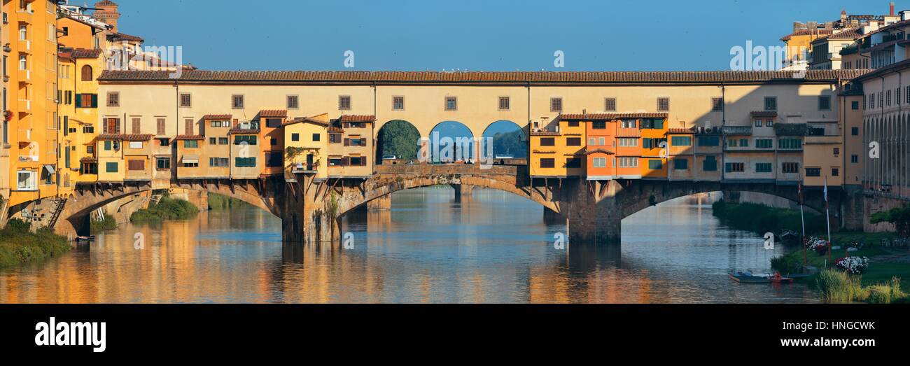 Le Ponte Vecchio sur l'Arno à Florence Italie panorama. Banque D'Images