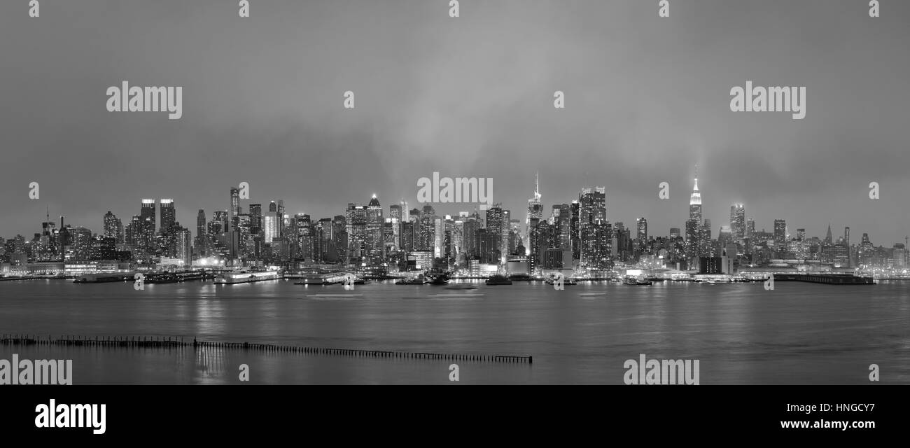 New York City Manhattan skyline panorama au coucher du soleil vue sur la rivière Hudson en noir et blanc Banque D'Images