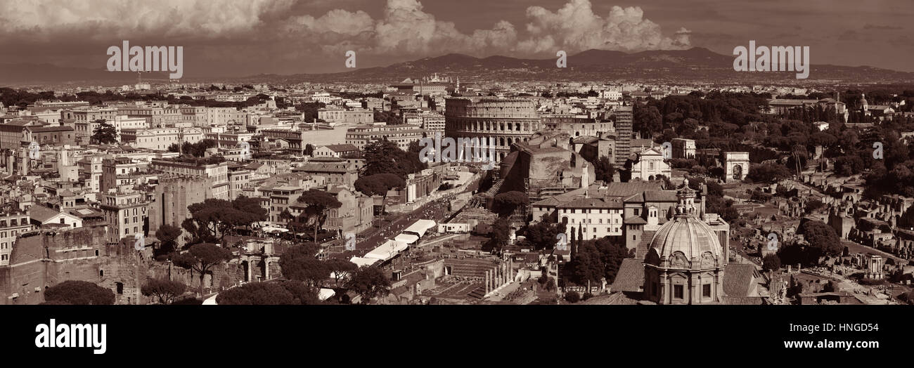 Vue panoramique sur les toits de Rome avec l'architecture ancienne en Italie. Banque D'Images