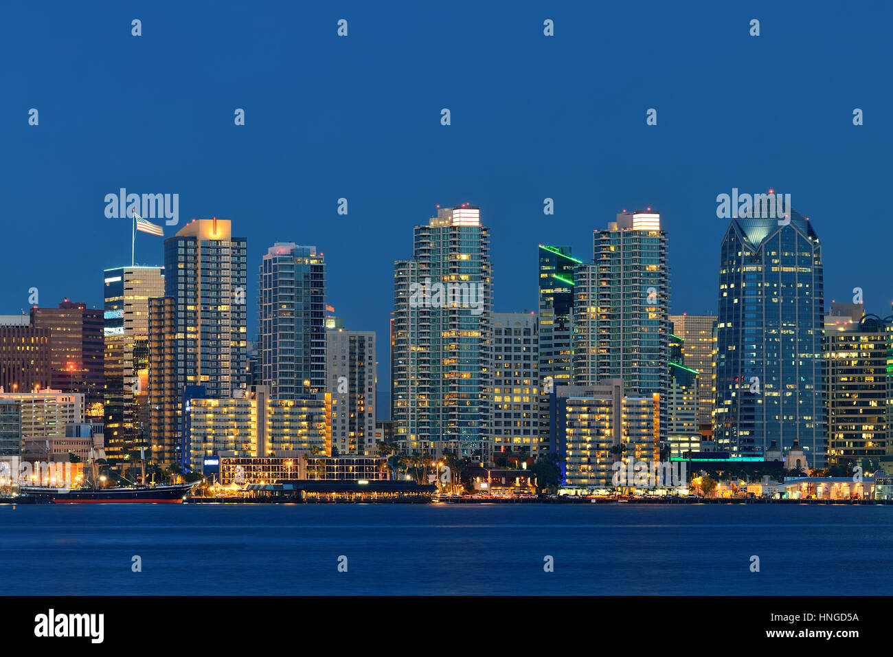 Le centre-ville de San Diego sur l'eau la nuit Banque D'Images