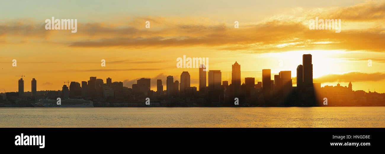 Sunrise Seattle skyline silhouette urbaine avec vue sur les immeubles de bureaux. Banque D'Images