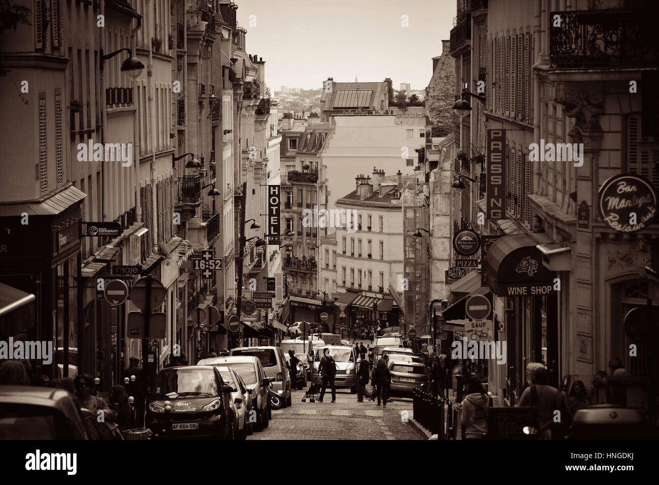 PARIS, FRANCE - Le 13 mai : Street view avec bars et boutiques le 13 mai 2015 à Paris. C'est le plus visité au monde payé annuel avec 250M v Banque D'Images