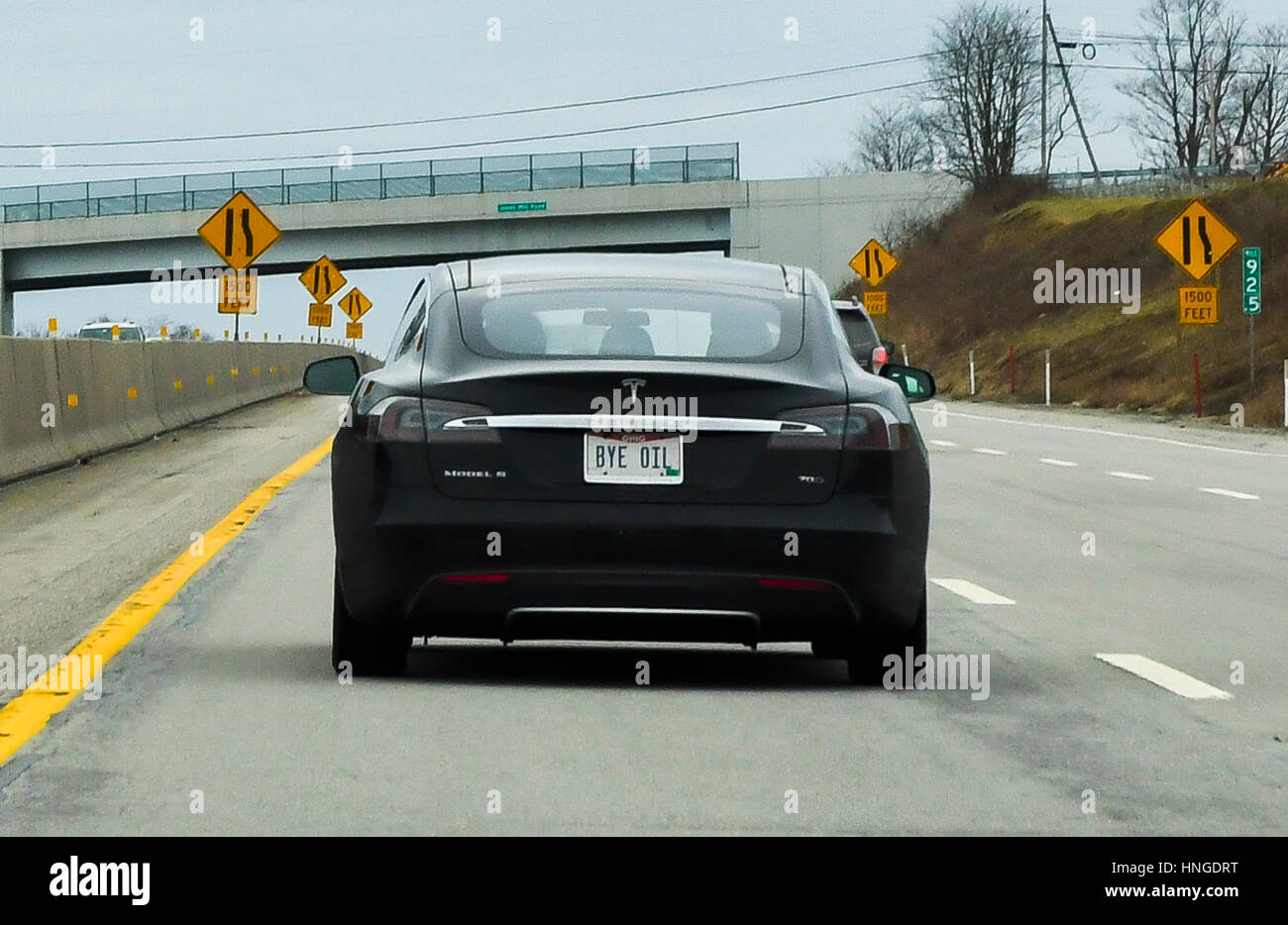 Uniontown, Pennsylvanie, USA, janvier 2017, une berline Tesla Model S'est conduite sur la Pennsylvania Turnpike le 22 janvier, avec licence de l'Ohio tags 'bye' HUILE Photo par Mark Reinstein Banque D'Images