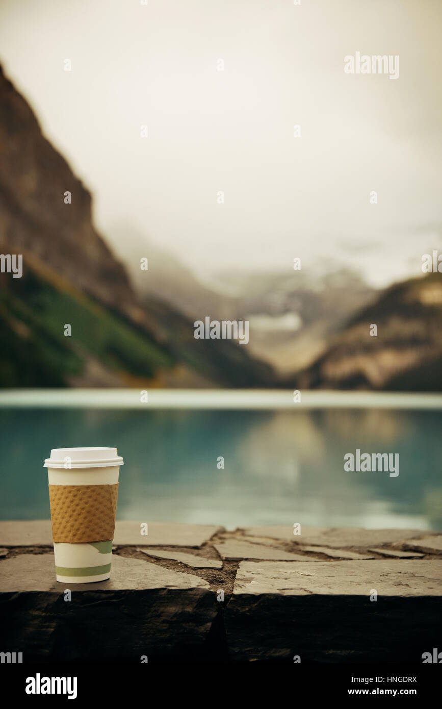 Lake Louise avec tasse de café dans le parc national de Banff avec des montagnes et des forêts au Canada. Banque D'Images Lake Louise avec tasse de café dans le parc national de Banff avec des montagnes et des forêts au Canada. Banque D'Images