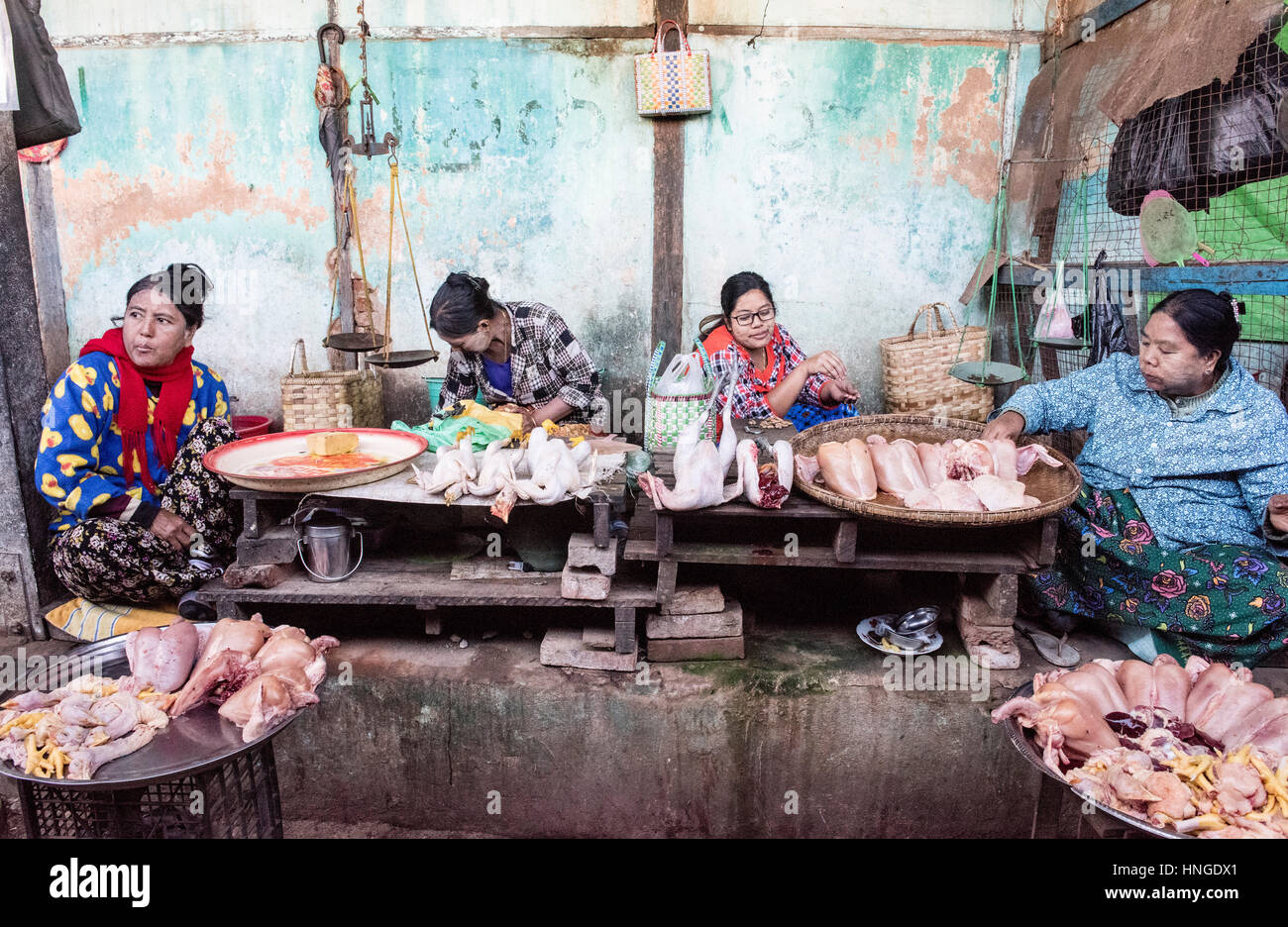 Quatre femmes vente de volailles dans un marché en marché à Bagan Nyaung Oo Banque D'Images