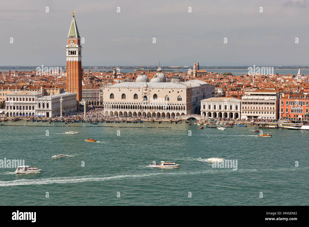 Vue aérienne sur la lagune de Venise, en Italie avec le Palais des Doges, Le Campanile et la Place de San Marco. Banque D'Images