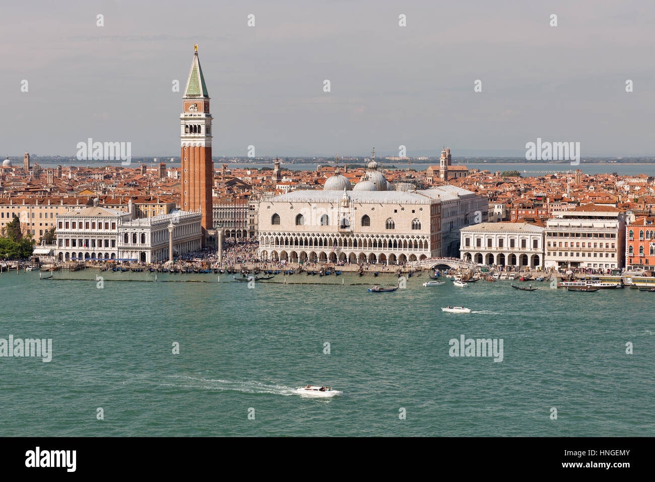 Vue aérienne sur la lagune de Venise, en Italie avec le Palais des Doges, Le Campanile et la Place de San Marco. Banque D'Images