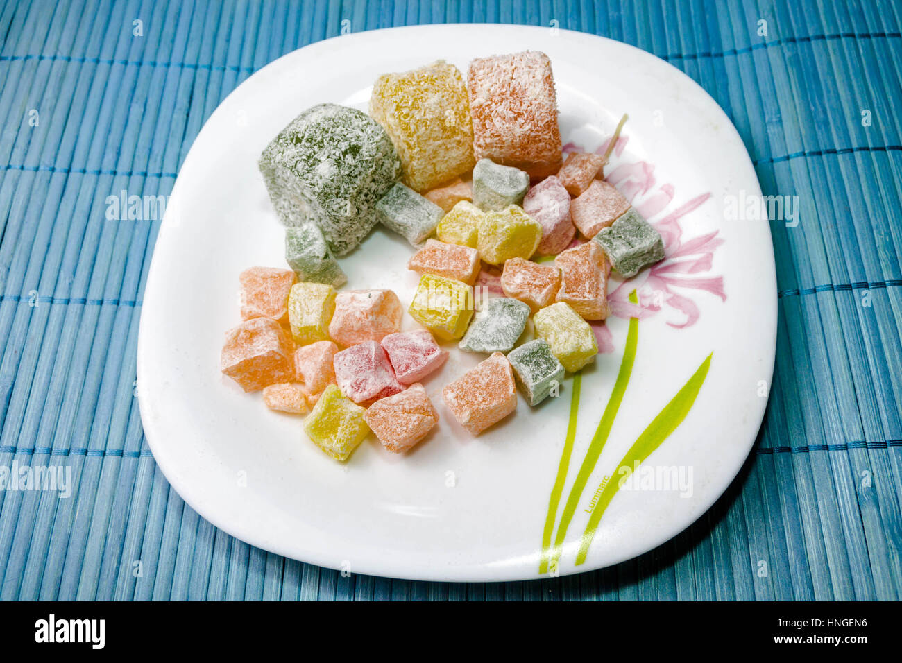 Bonbons multicolores sur une assiette. Jelly saupoudré de noix de coco. Turkish Delight. Banque D'Images