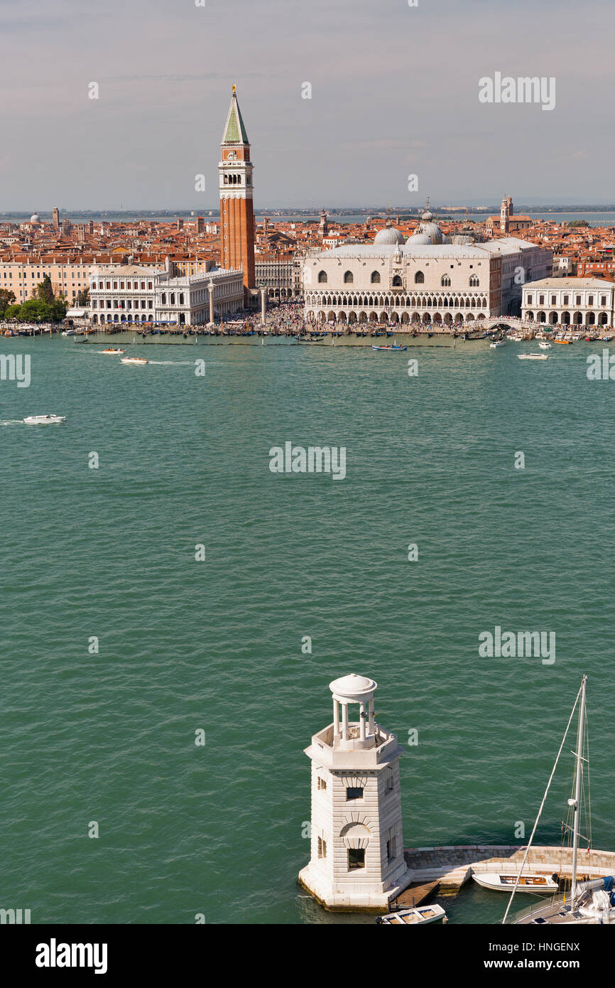 Vue aérienne sur la lagune de Venise, en Italie avec le Palais des Doges, Le Campanile, Square de San Marco et San Giorgio Maggiore. phare de Bonaventure Banque D'Images