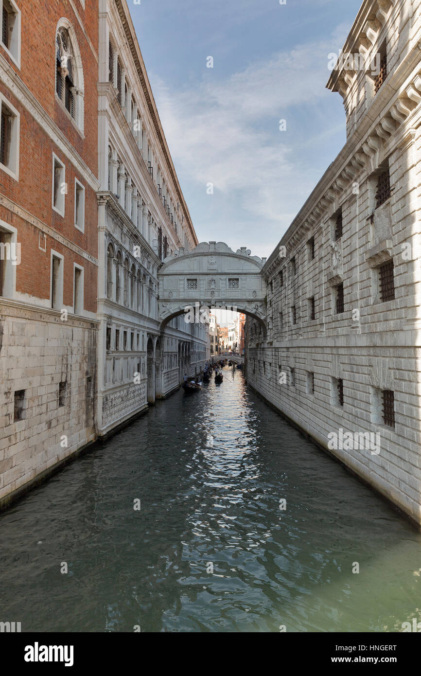Gondoles de canal et le Pont des Soupirs au palais des Doges, à Venise, Italie Banque D'Images