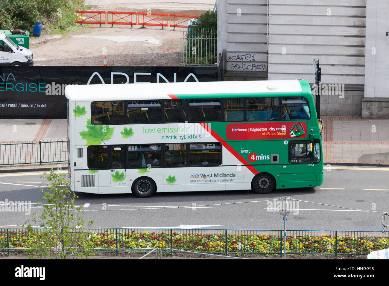 Un autobus hybride électrique dans le centre-ville de Birmingham. Banque D'Images