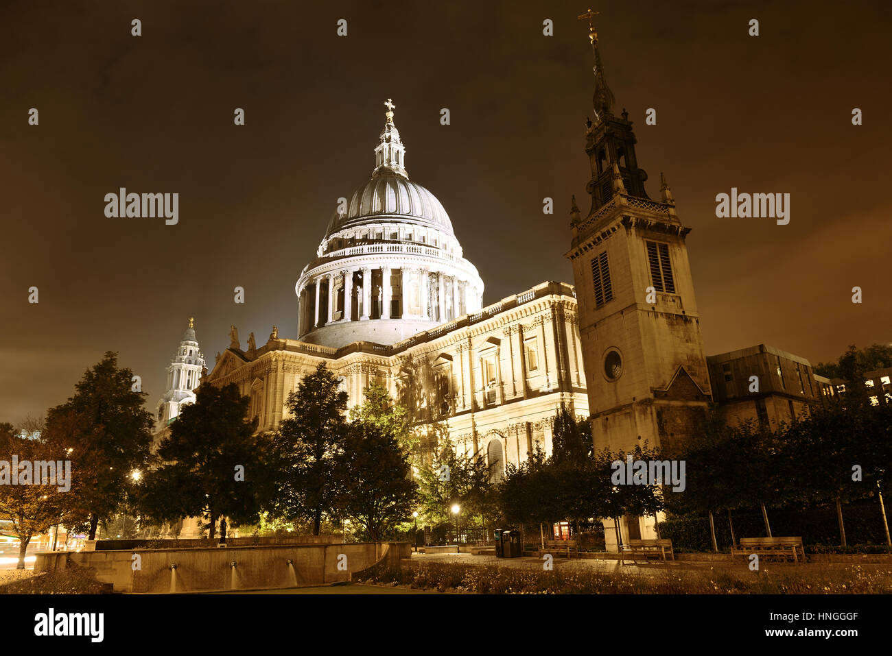La Cathédrale St Paul à Londres la nuit Banque D'Images