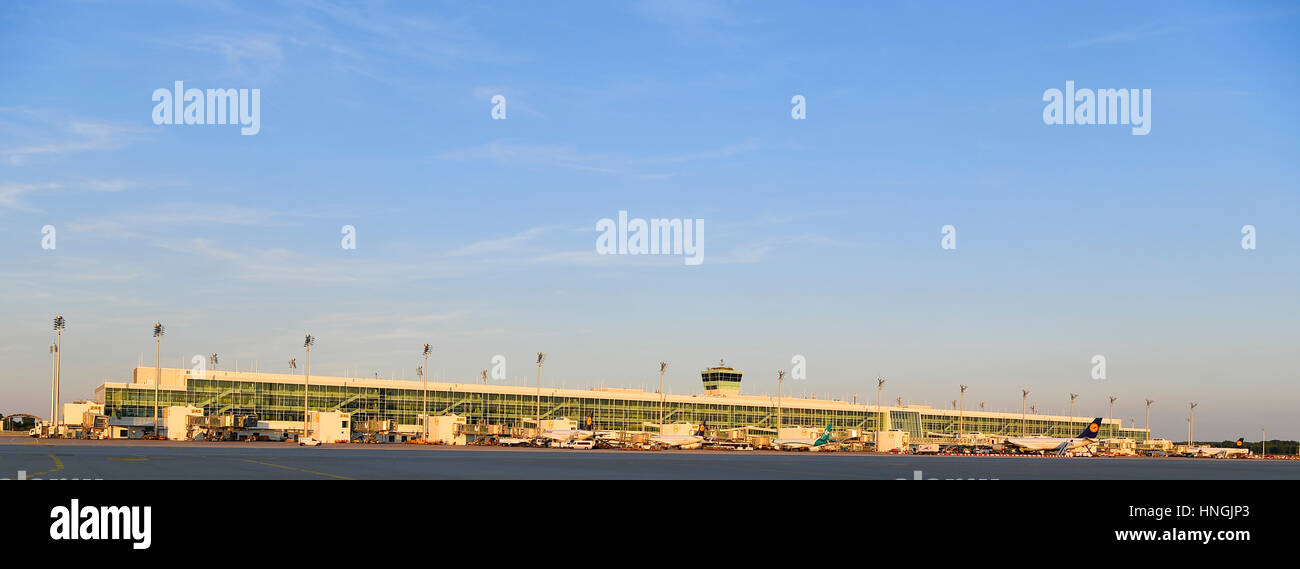 Chaînes, SAM, Terminal 2, T2, Coucher de soleil, ciel, crépuscule, heure bleue, bâtiment, PTS, tour, MUC, EDDM, Aéroport Munich, Erding, 85399, Munich Banque D'Images