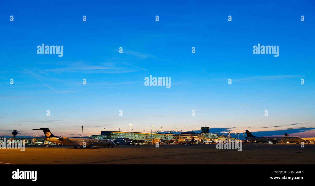 Chaînes, SAM, Terminal 2, T2, Coucher de soleil, ciel, crépuscule, heure bleue, bâtiment, PTS, tour, MUC, EDDM, Aéroport Munich, Erding, 85399, Munich Banque D'Images