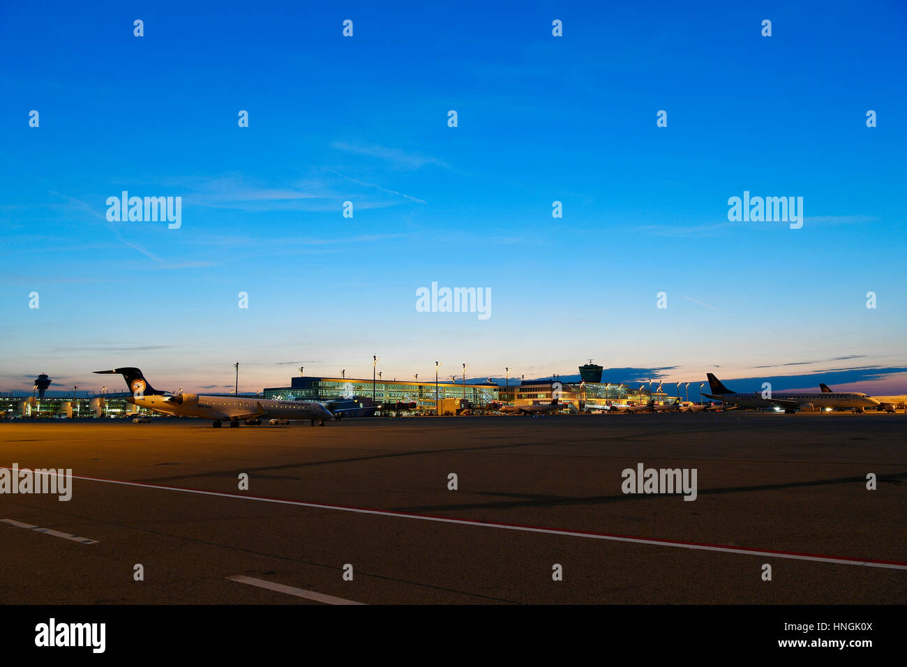 Chaînes, SAM, Terminal 2, T2, Coucher de soleil, ciel, crépuscule, heure bleue, bâtiment, PTS, tour, MUC, EDDM, Aéroport Munich, Erding, 85399, Munich Banque D'Images