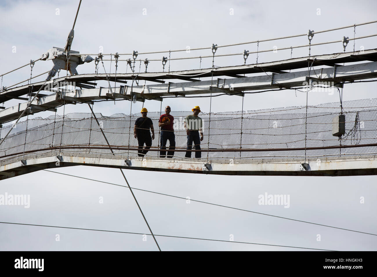 Les travailleurs sur un podium, Observatoire d'Arecibo, Puerto Rico, d'Arecibo Banque D'Images