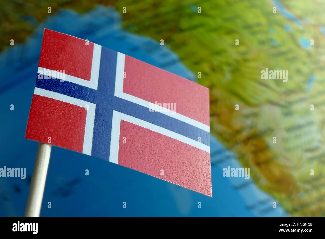 La Norvège drapeau avec un globe carte en fond macro Banque D'Images