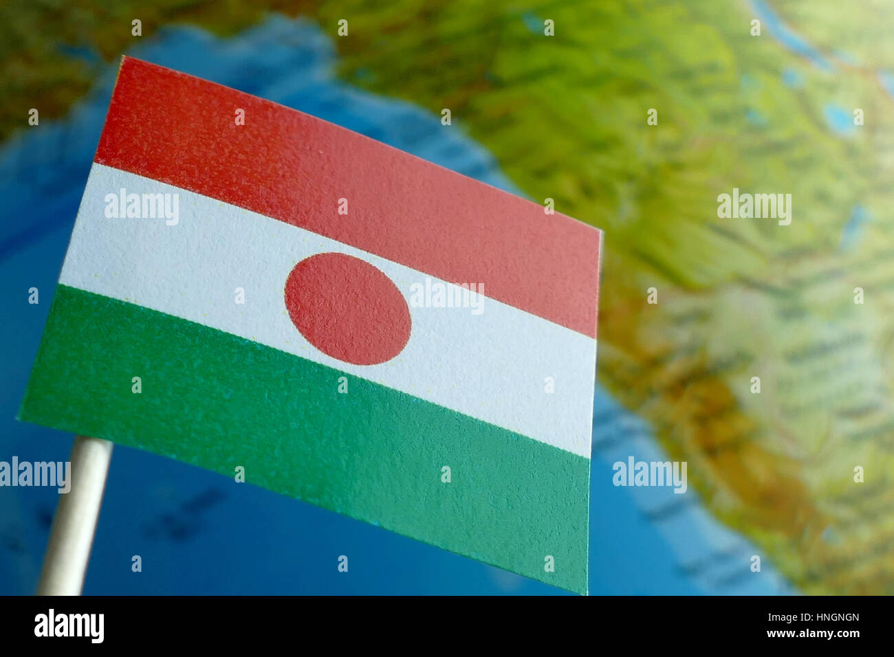 Niger drapeau avec un globe carte en fond macro Banque D'Images