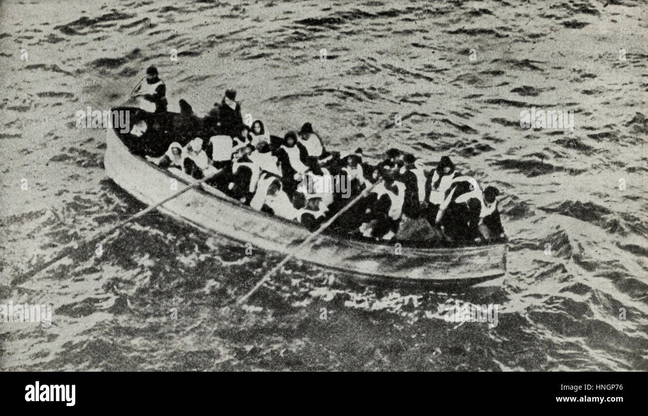 Tous les yeux sur le navire de sauvetage - survivants du Titanic dans un de ses canots démontables, juste avant d'être ramassés par le Carpathia Banque D'Images