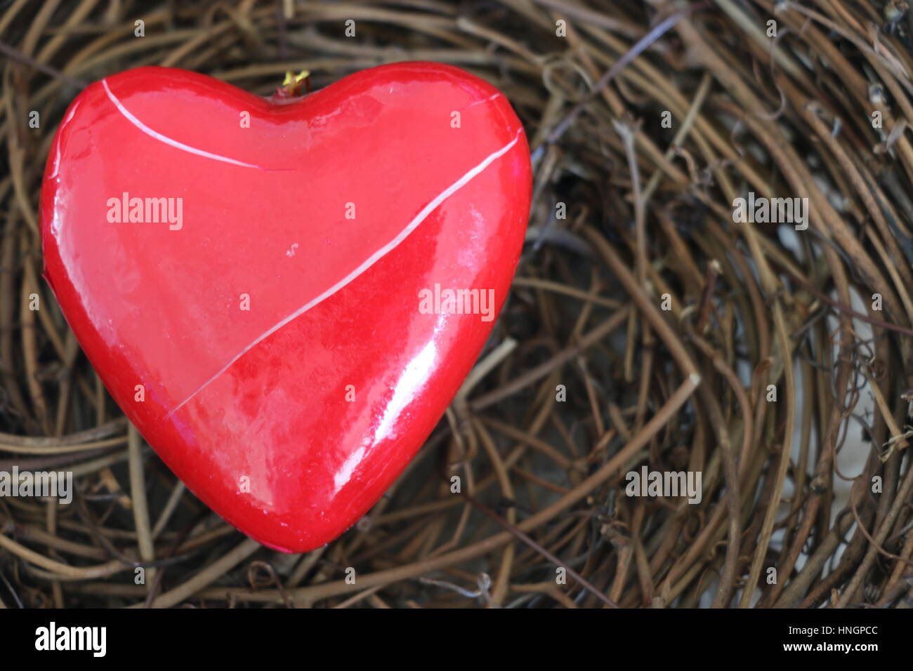 Coeur rouge dans un panier. Banque D'Images