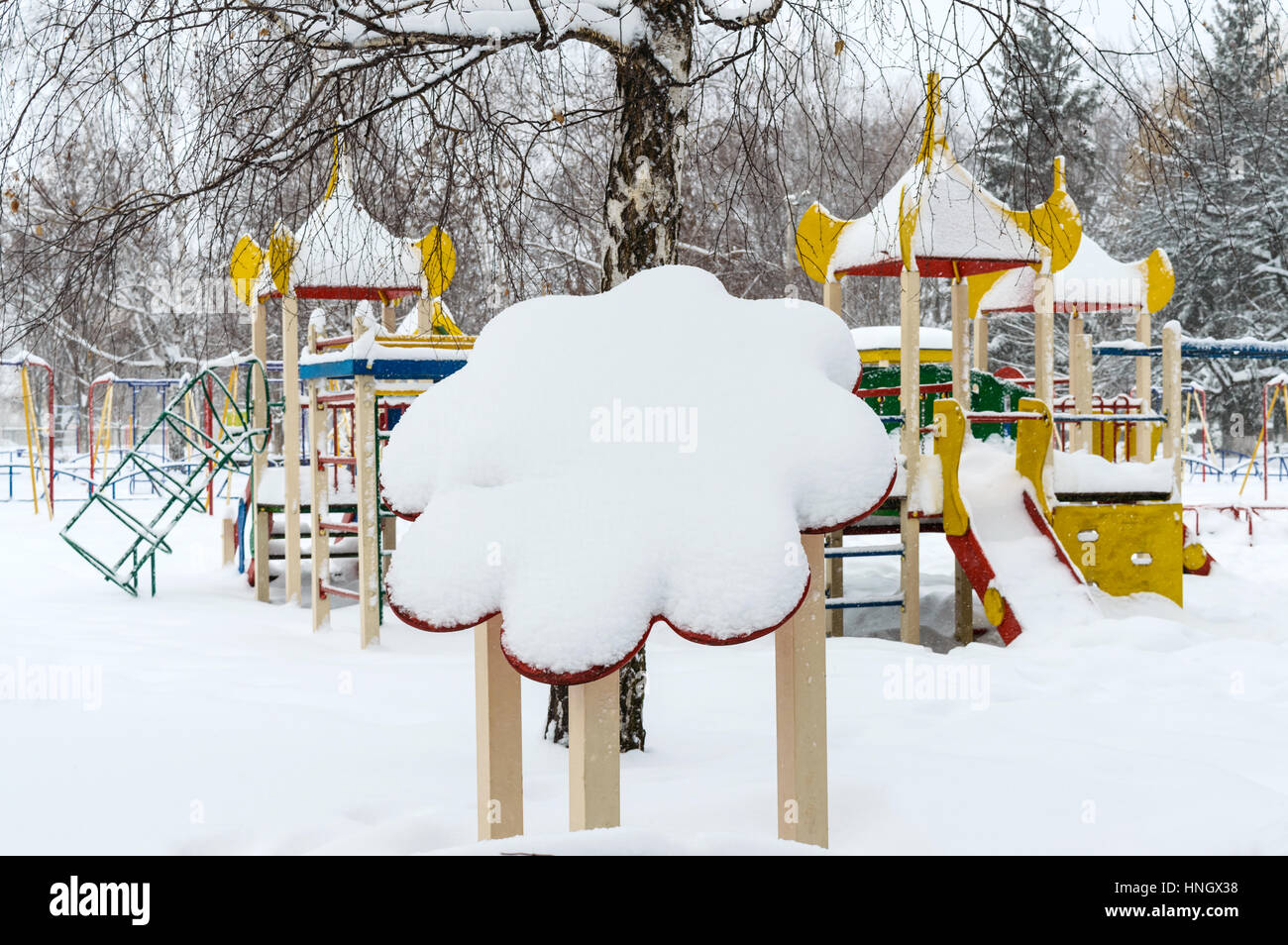 Aire de jeux de neige entre les arbres. Paysage d'hiver. Banque D'Images