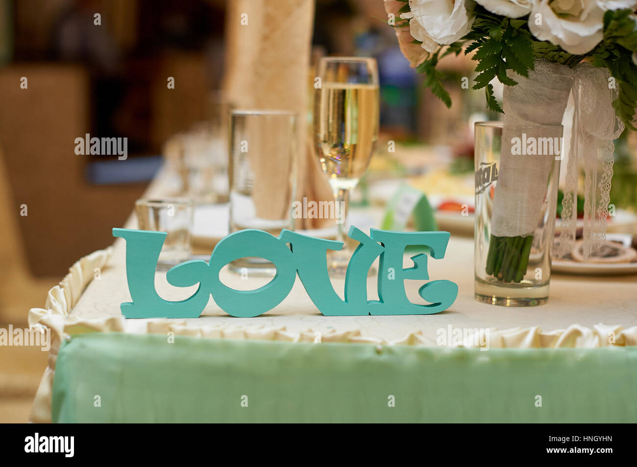 L'amour des lettres en bois sur le tableau de mariage mariée et le marié Banque D'Images