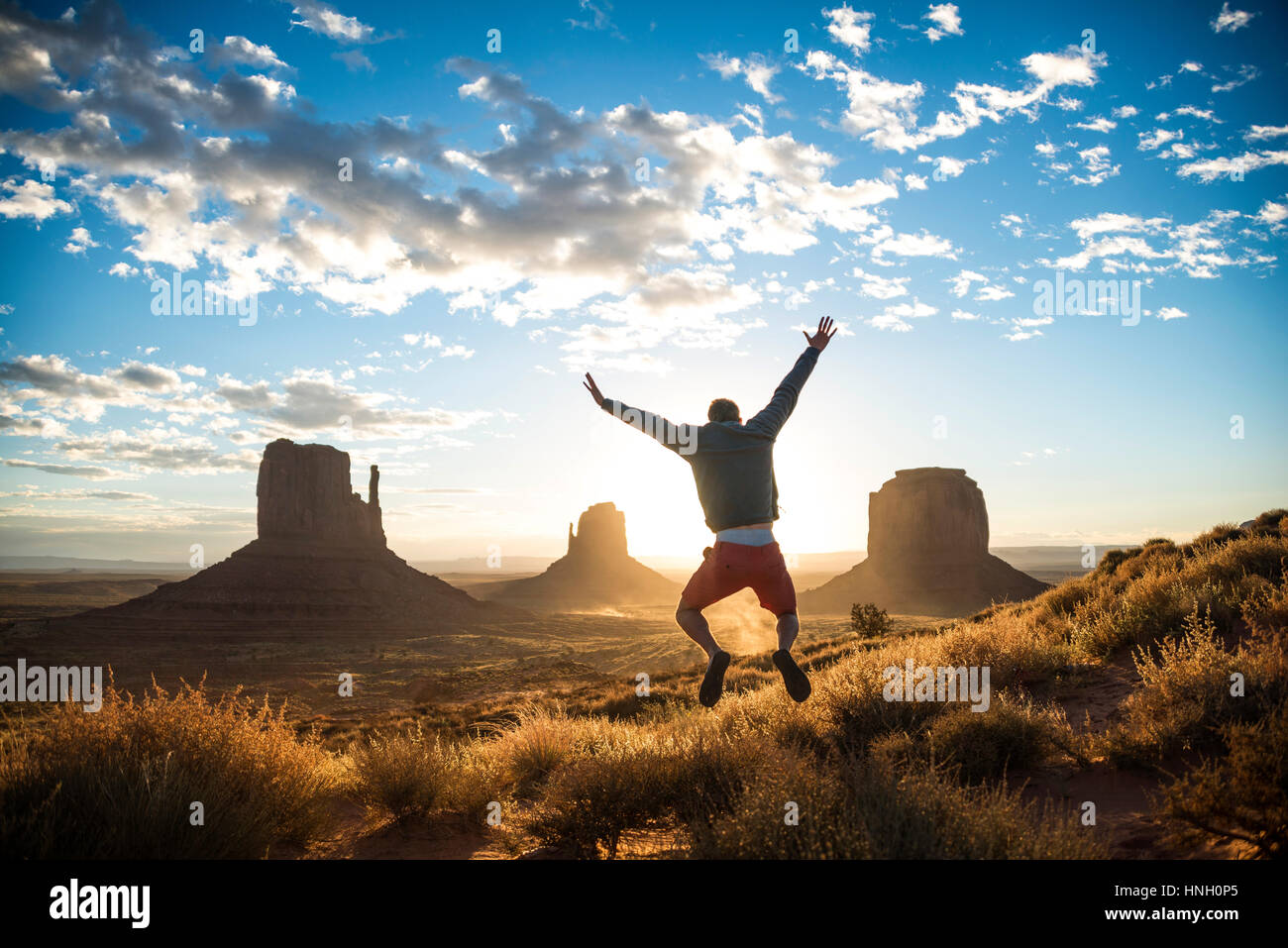 Young man, sunrise, West Mitten Butte mesas, East Mitten Butte, Merrick Butte, Monument Valley, Monument Valley Navajo Banque D'Images