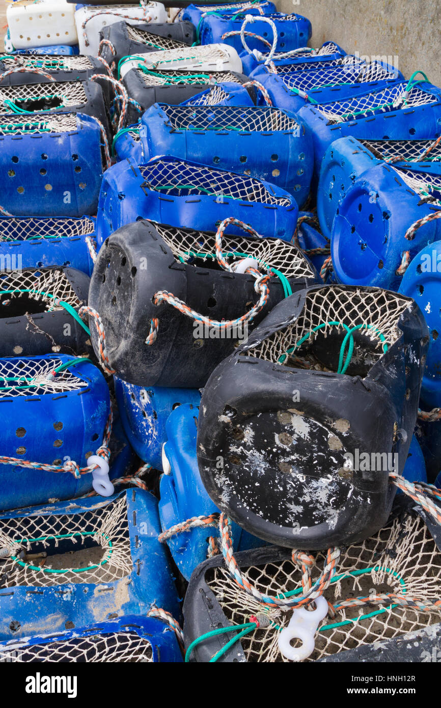 Le homard fait main et les casiers empilés au port de Nefyn North Wales, UK Banque D'Images