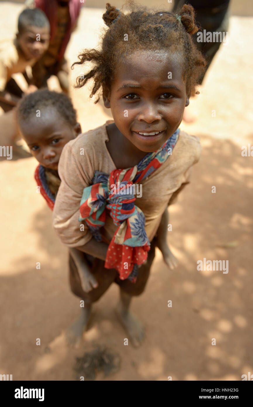 Sœur comptable fille sur son dos, Analakely, Tanambao village commune, Madagascar Banque D'Images