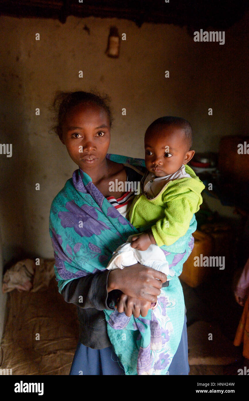 Jeune mère avec enfant, Tsiroanomandidy district, région Bongolava, Madagascar Banque D'Images