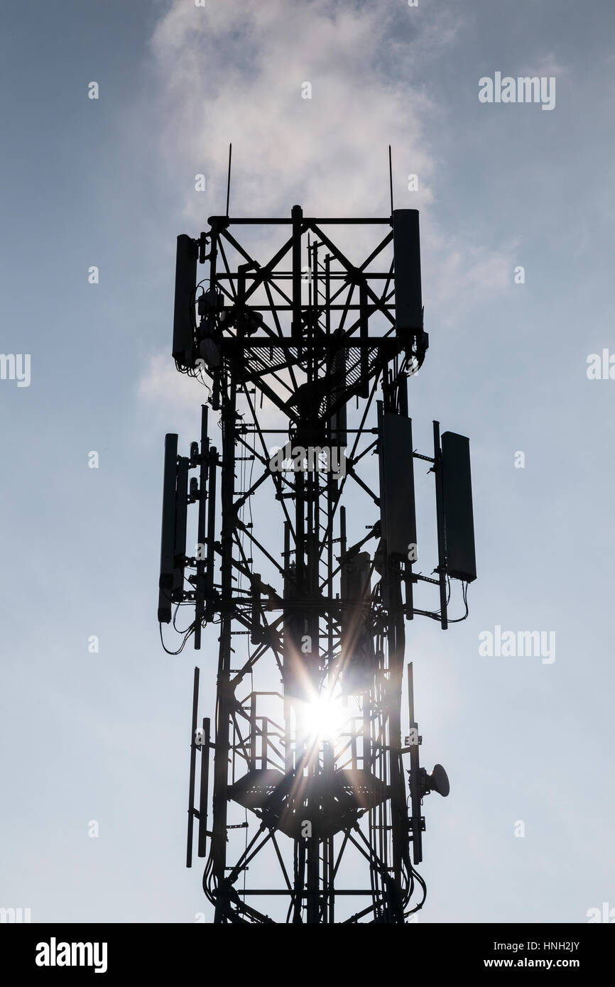 Mât avec antenne de téléphone des télécommunications et d'antennes, mât, communication, mobile, l'un, téléphone, radio, portrait, recevoir, récepteur, les signaux, Banque D'Images