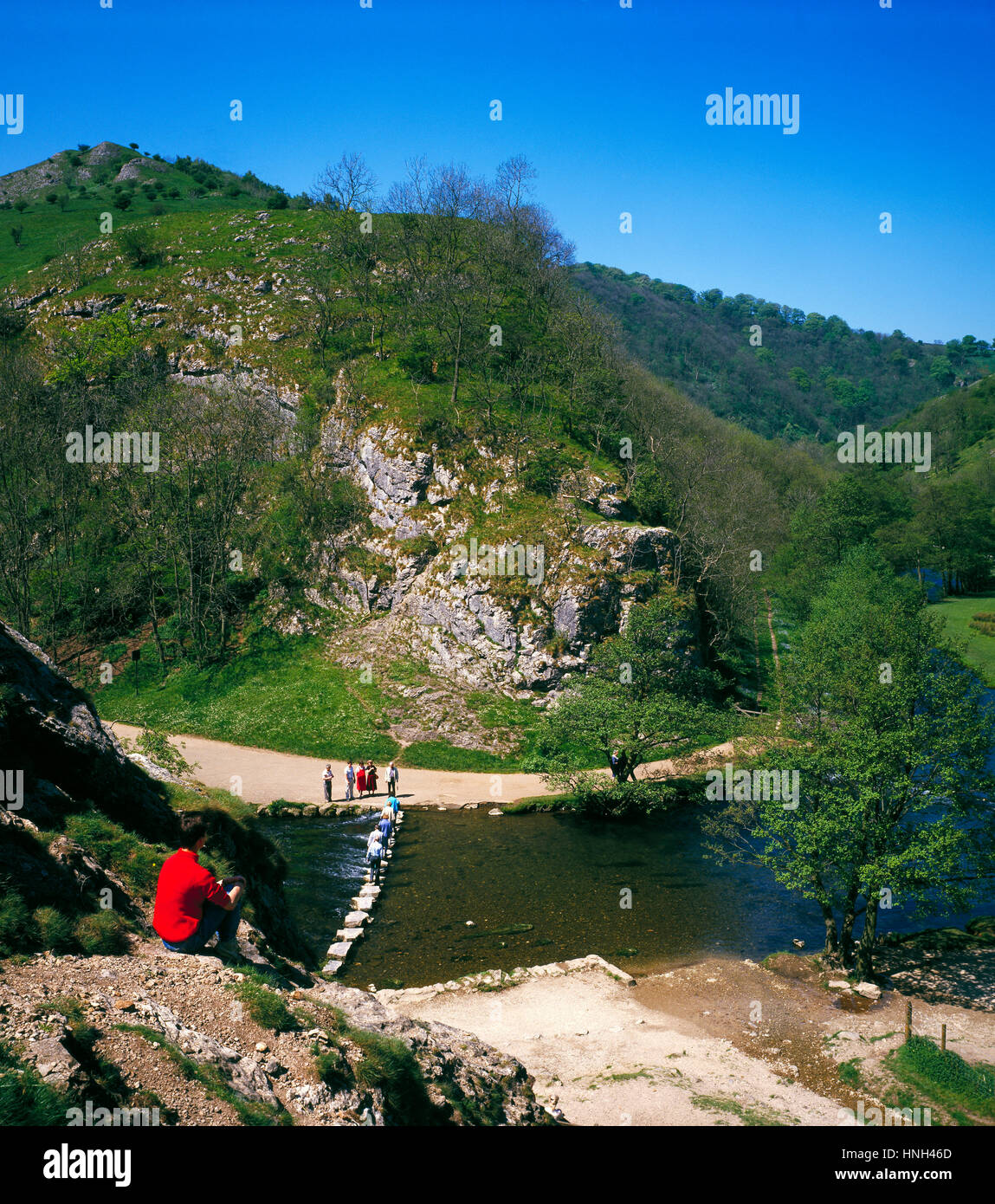 Les jalons de l'autre côté de la rivière Dove, Dovedale, Derbyshire, Angleterre, RU Banque D'Images