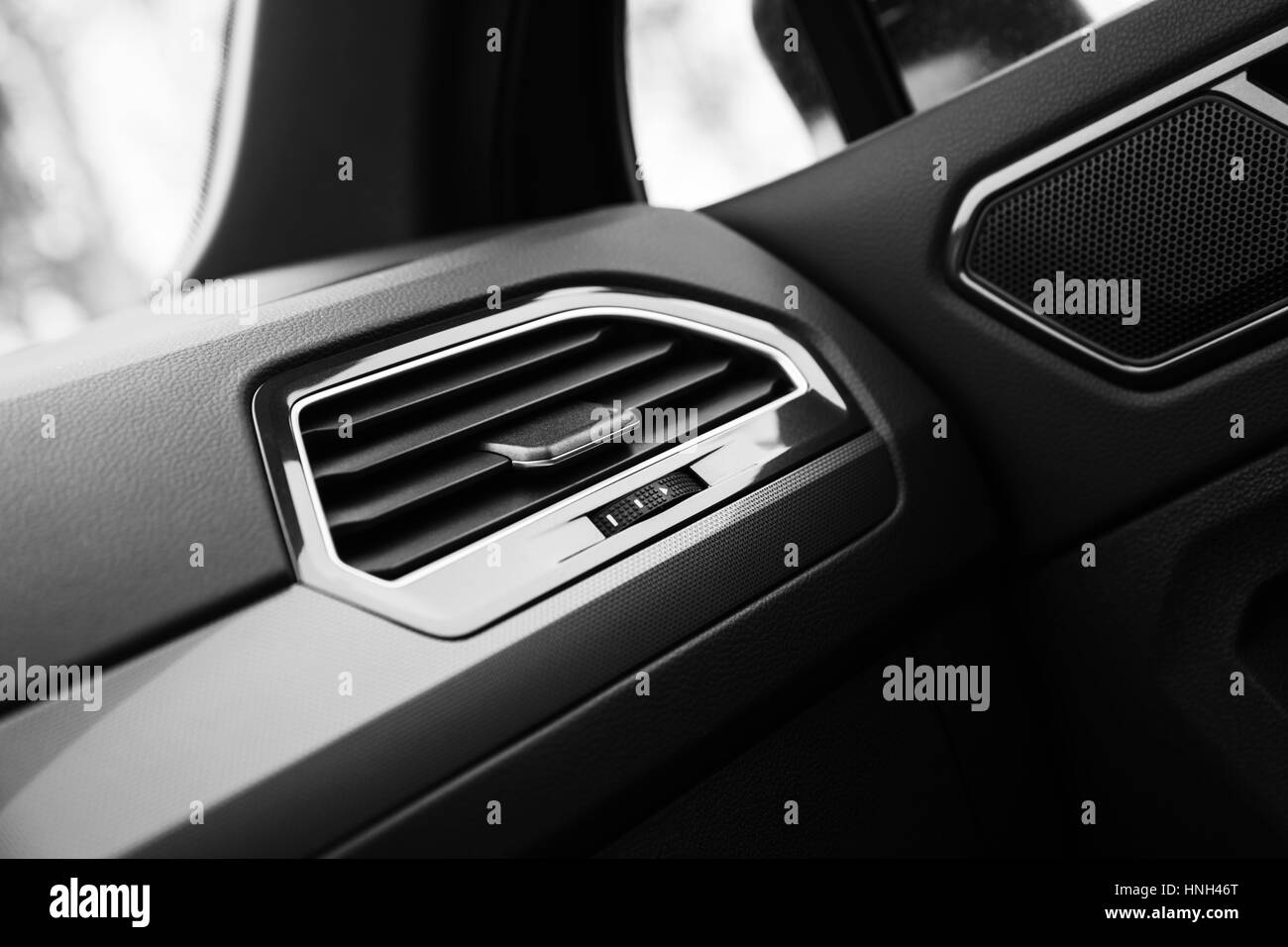 Grille de ventilation d'air avec régulateur, wheelstick détails intérieurs de voiture moderne Banque D'Images